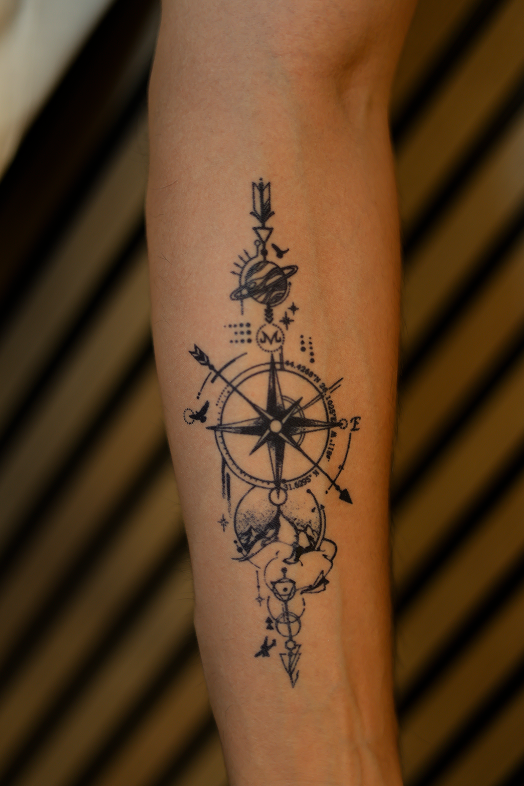 Tatuaj temporar cu busolă fină, model de mărime medie potrivit pentru proba pe spate